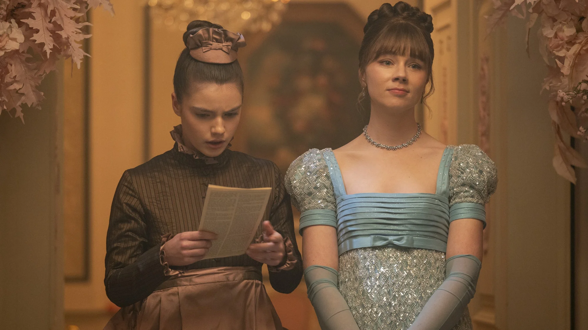 Florence Hunt as Hyacinth Bridgerton, Claudia Jessie as Eloise Bridgerton in episode 406 of Bridgerton