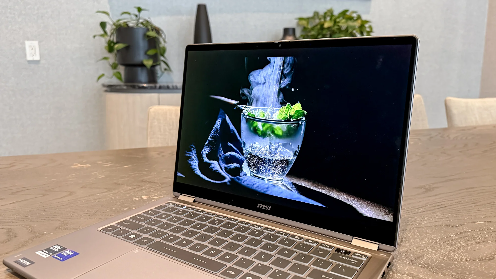 MSI Prestige 14 Flip AI+ display