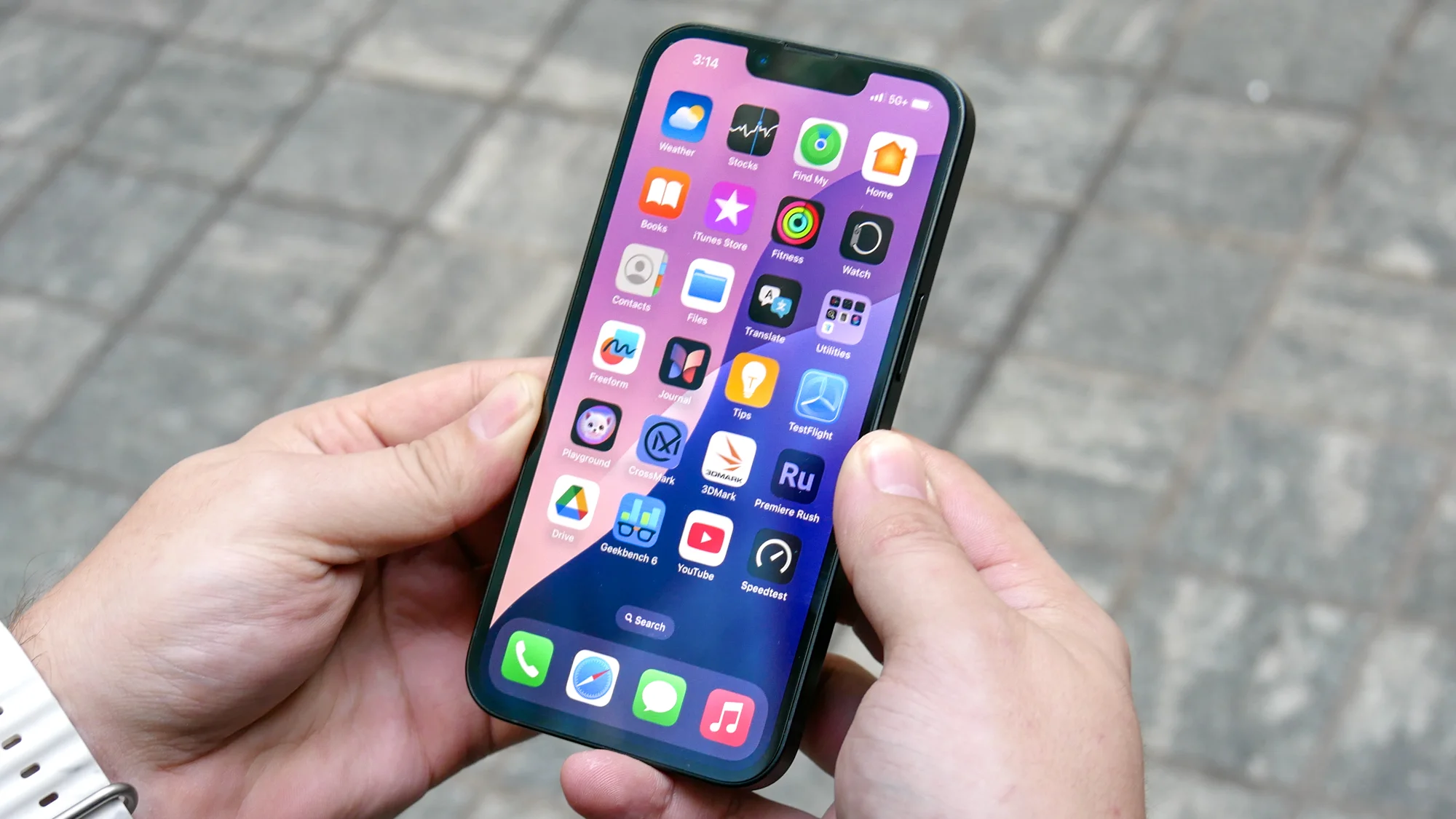 iPhone 16e home screen.